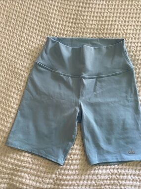 Alo Yoga M  shorts EUC